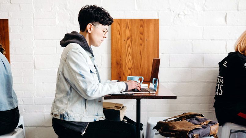 Trabajar en cafeterías versus hacerlo en un coworking