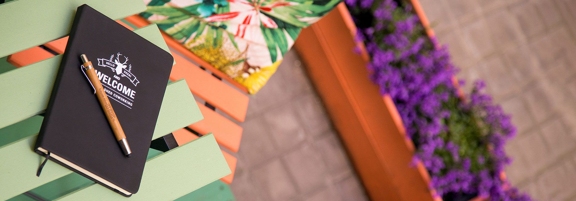 Agenda y bolígrafo de The Shed coworking