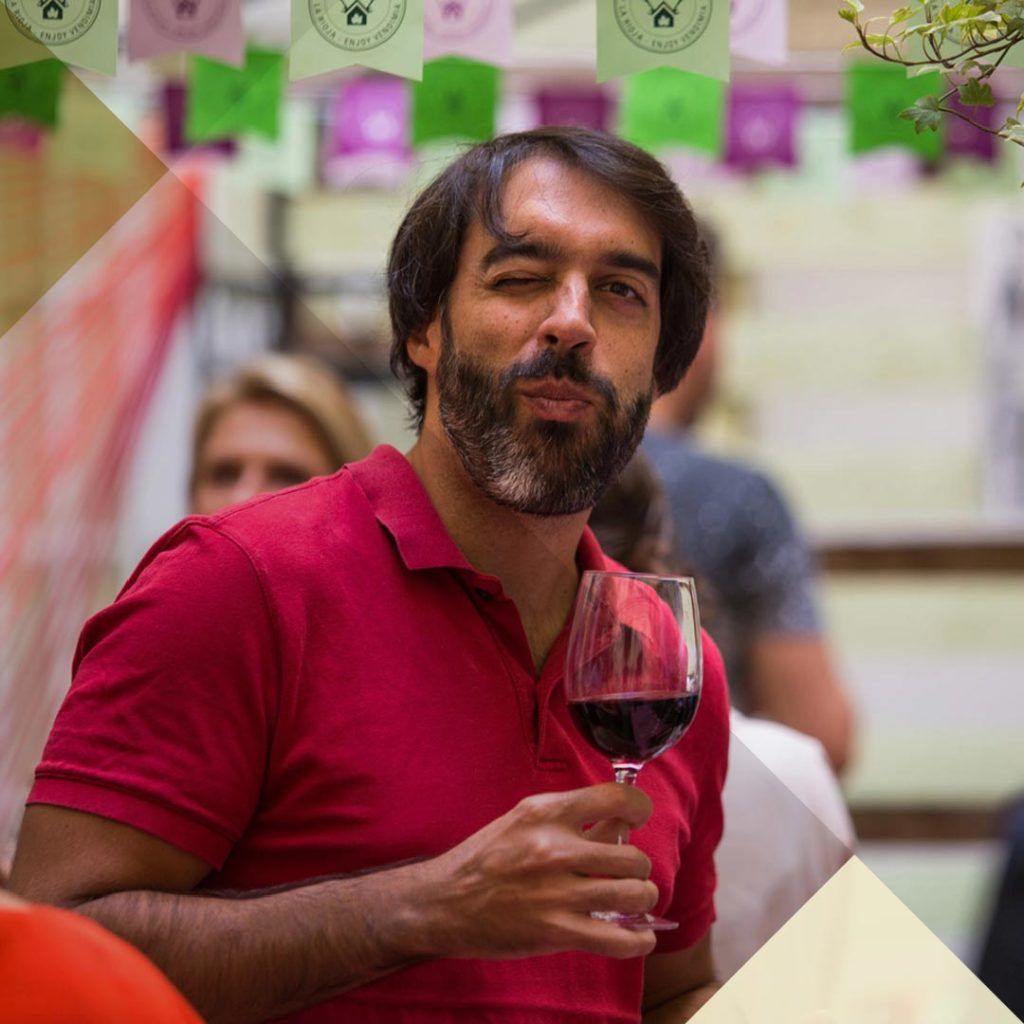 Coworker con vino en evento al aire libre en The Shed